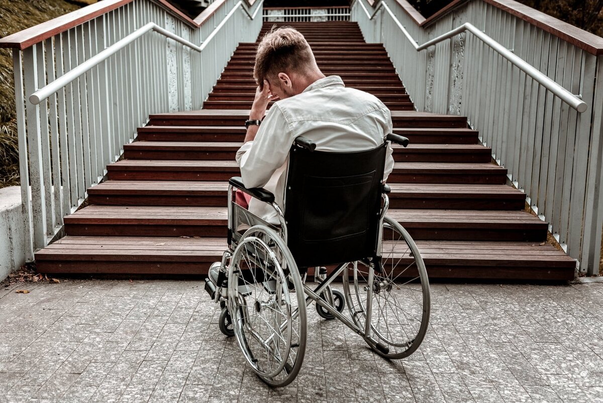 Жить с инвалидностью. Барьеры для инвалидов. Коляска для инвалидов. Трудности инвалидов. Инвалид колясочник.