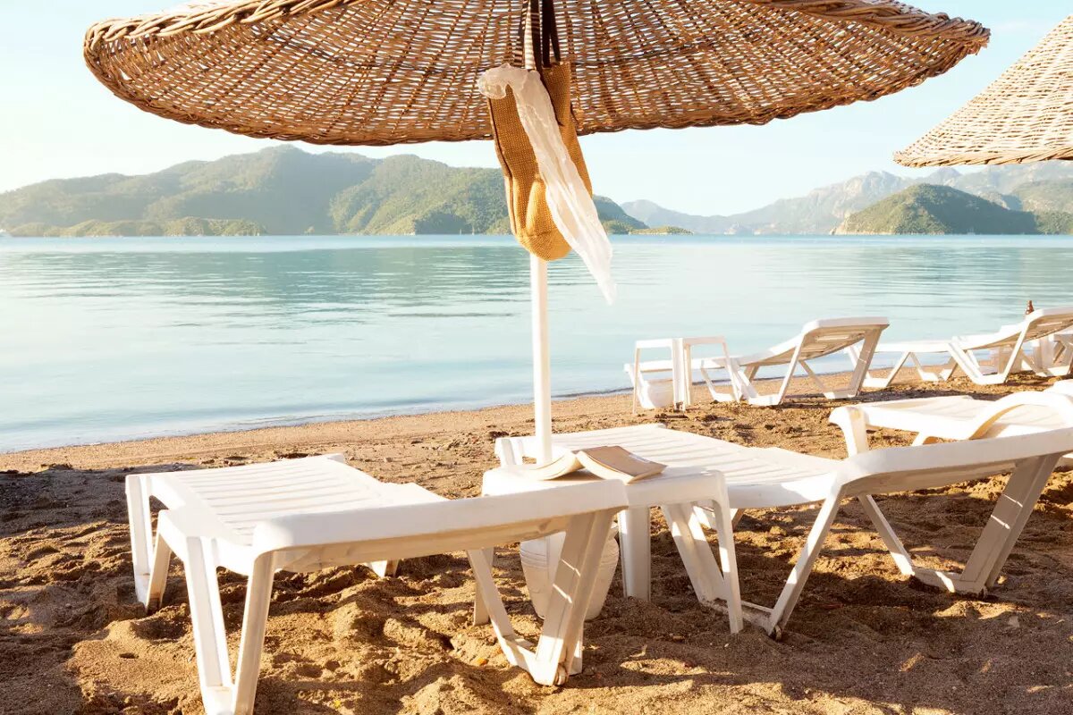 Подруги в очках. Семья на море. Пляж море люди. Выбираем отдых. Выбор отдыха.