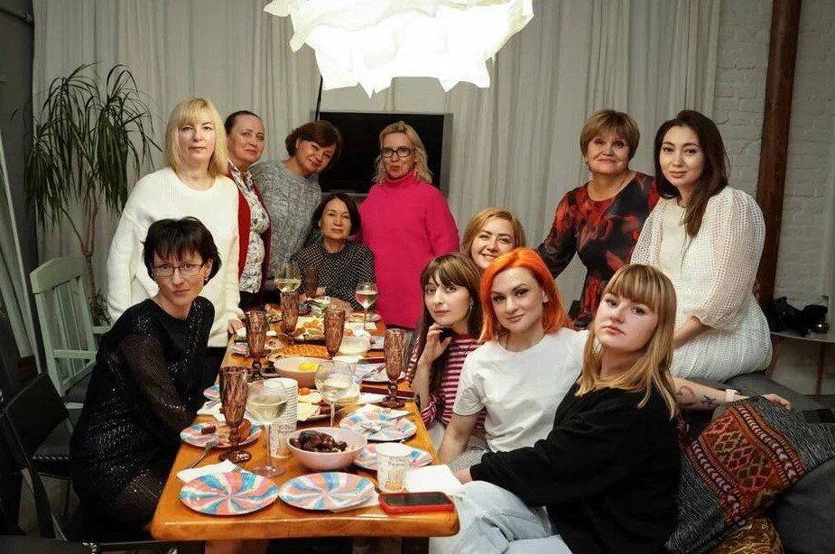 Фото со встречи в Москве. Какие милые женщины, многие совсем молодые... 