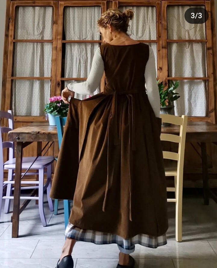 Платье фартук для девочки. Школьная форма с фартуком. Передник для школьного платья. Фартук для последнего звонка. Фартук школьный.