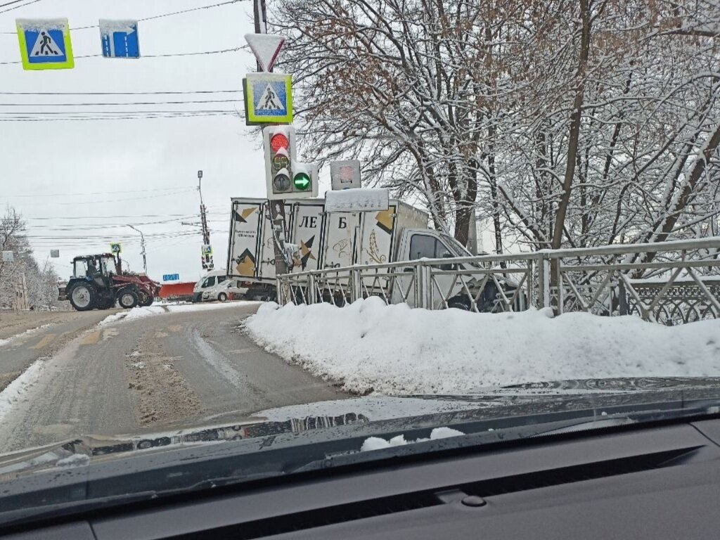 Хлебовоз в кювете». В Смоленске произошло жёсткое ДТП с машиной Росгвардии  | Информагентство О чем говорит Смоленск | Дзен