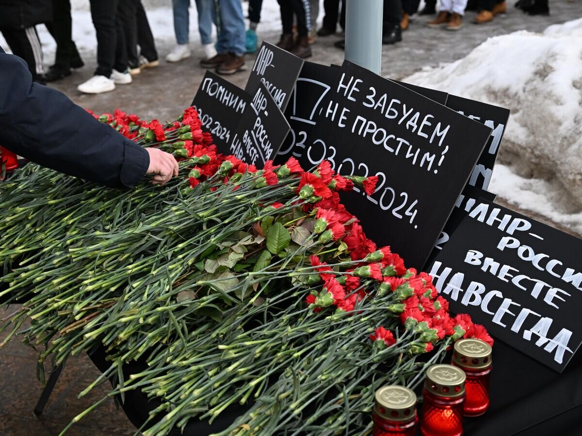    Возложение цветов в память погибших при обстреле Лисичанска на площади Луганской народной Республики в Москве © РИА Новости / Алексей Майшев