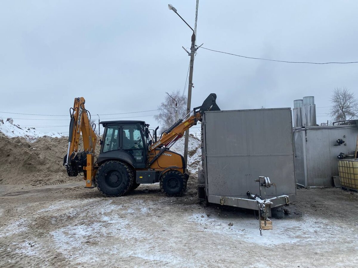 Комплекс работает с конца декабря в круглосуточном режиме. Его площадь составляет почти 6 тысяч квадратных метров. За день на полигон привозят 180 машин снега. Оборудование может одновременно расплавить до 3800 кубических метров снега.