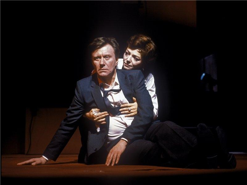 Сцена из спектакля «Бремя решений». Андрей Миронов – Джон Кеннеди, Раиса Этуш – Жаклин Кеннеди.