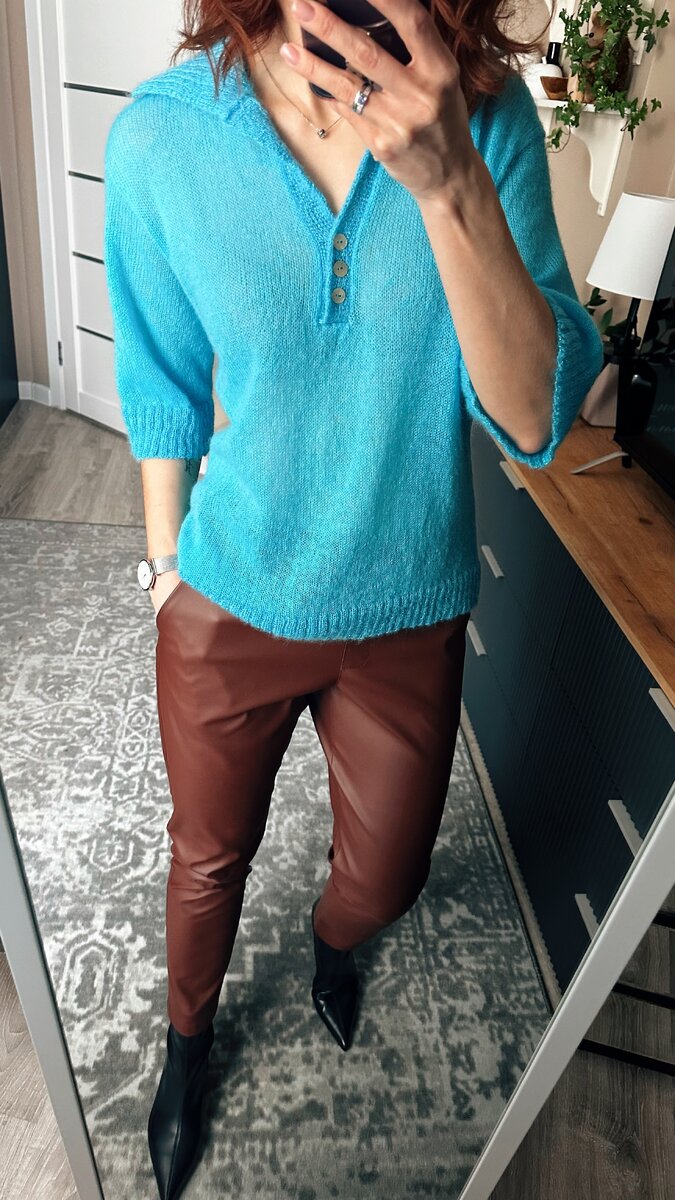 Супер актуальные поло с идеальной длиной рукава практически в любом цвете можно посмотреть или заказать у бренда Зефир. На мне поло из кидмохера в бирюзовом цвете. Уверена, что оно превосходно будет смотреться в бежевом, молочном, пудровом, голубом, сером и черном цвете. Понимаю, что черный и серый чуточку выбиваются из темы статьи, но поскольку тех, кто любит базу на канале тоже много, не могу не написать, что образы с таким серым поло будут 🔥Брюки в образе — это мои любимые осенние и весенние брюки, которые я ношу уже третий год и до сих пор очень люблю. Тоже бренд Зефир и такие можно заказать и в других цветах — просто уточните у бренда какие цвета экокожи есть в наличии.