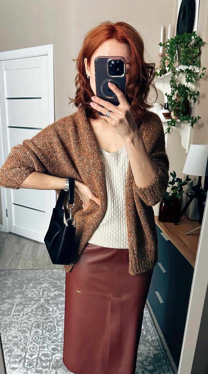 На мне юбка, которую я заказывала с учетом особенностей моей фигуры. Очень довольна и буду носить весной и осенью. Обязательно сниму с ней образ дня как только станет теплее ❤️ Также на мне кардиган с милым названием Фрося и топ Бисквит из 100% вискозы. 