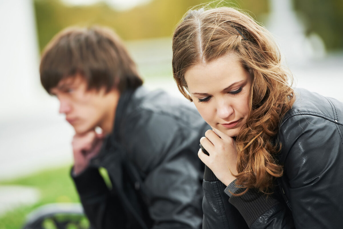 мужчина и женщина спорят. ссора. спорить с любимым. парень и девушка ругаются. люди ссорятся.