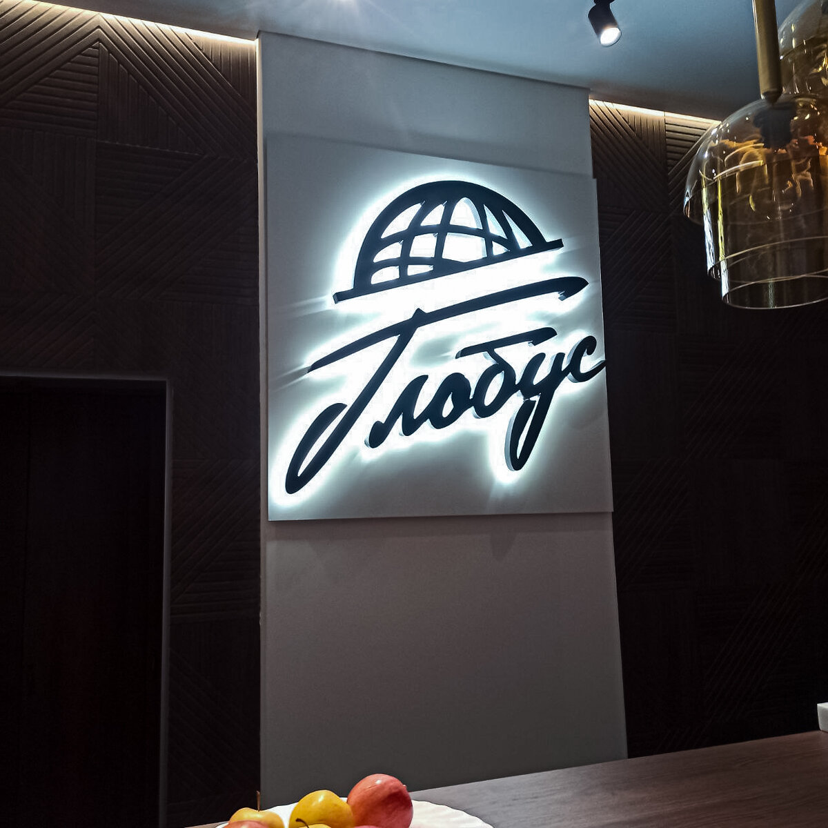 Интерьерная световая вывеска для кафе.