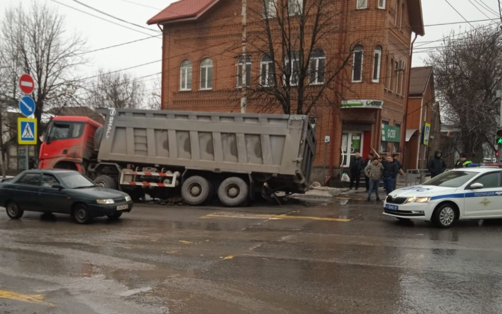 просто обычная книжка + синяя обложка без ничего. история москвы голубая обложка. синяя обложка. блокнот г шахты. блокнот г шахты.