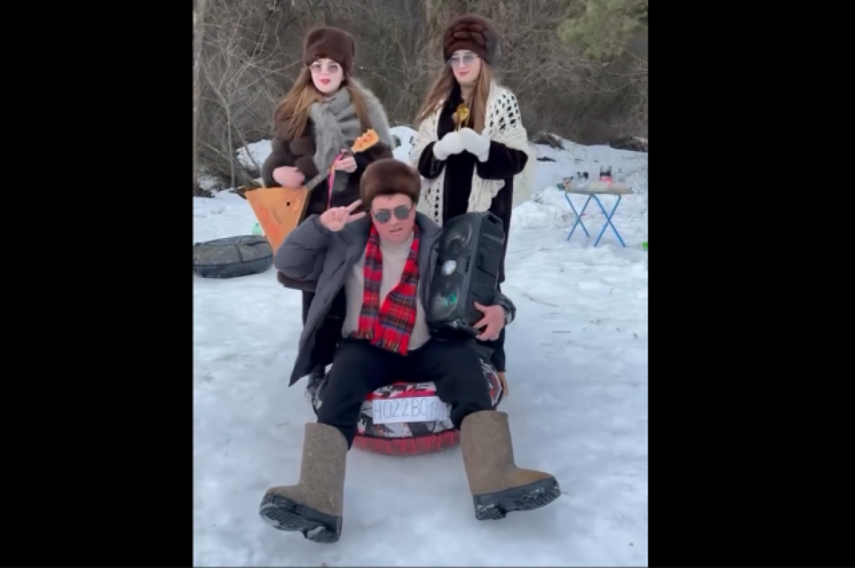    Видео от оштрафованной за покатушки на капоте волгоградки появилось в Сети