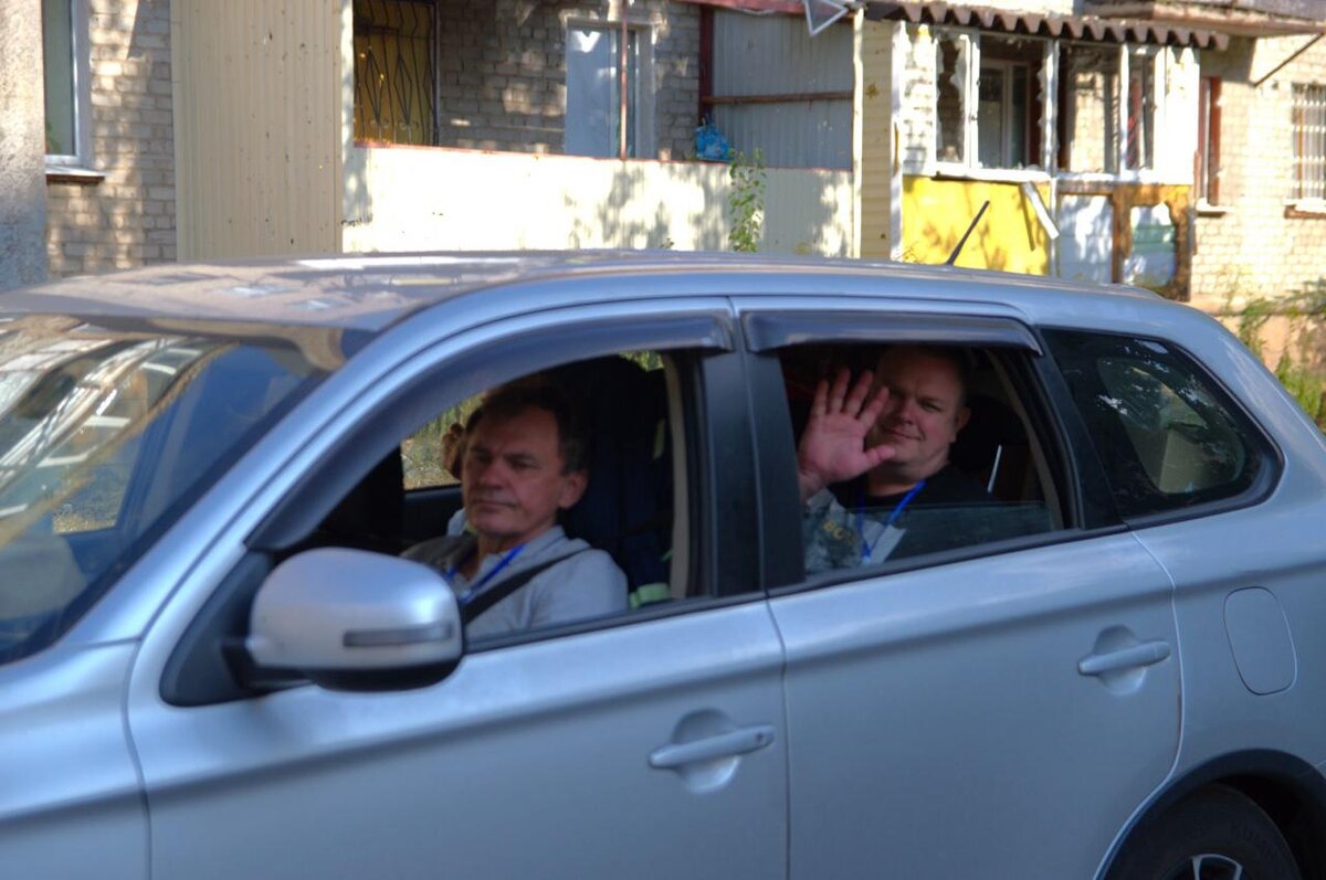 Вот Тимофей в Вовиной машине во время поездки на Донбасс в 2023