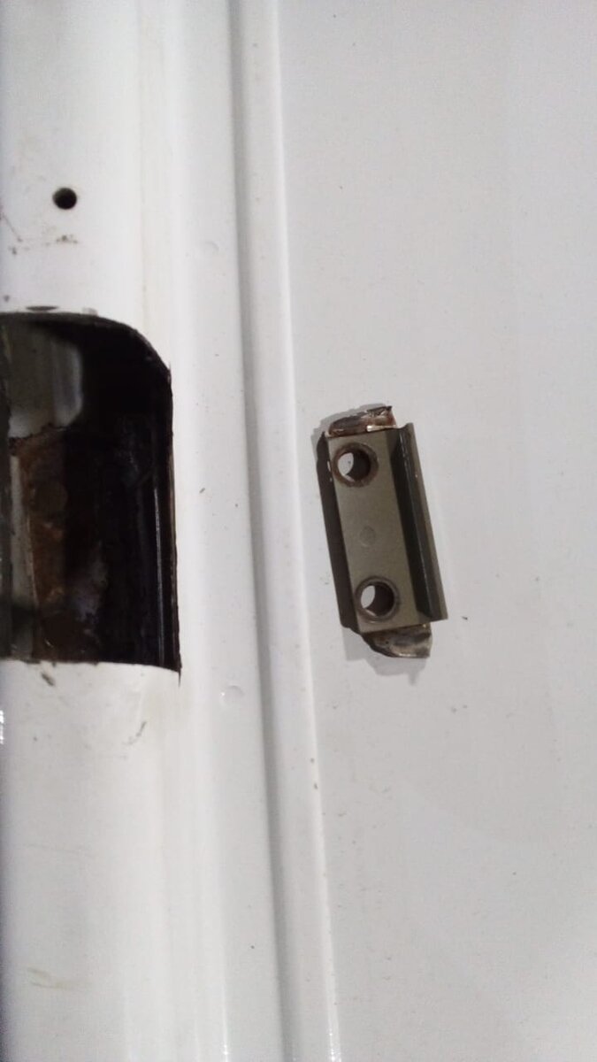 Дверной замок лада ларгус. Как закрыть заднюю дверь ларгуса. Замок задней двери lada largus. Дверь задка лада ларгус. Ларгус задняя левая дверь 424.