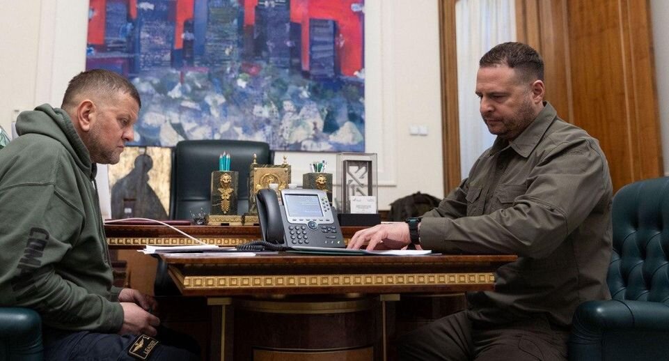    Главком ВСУ Валерий Залужный (слева) и руководитель офиса президента Украины Андрей Ермак, 2023 год / Официальное интернет-представительство президента Украины