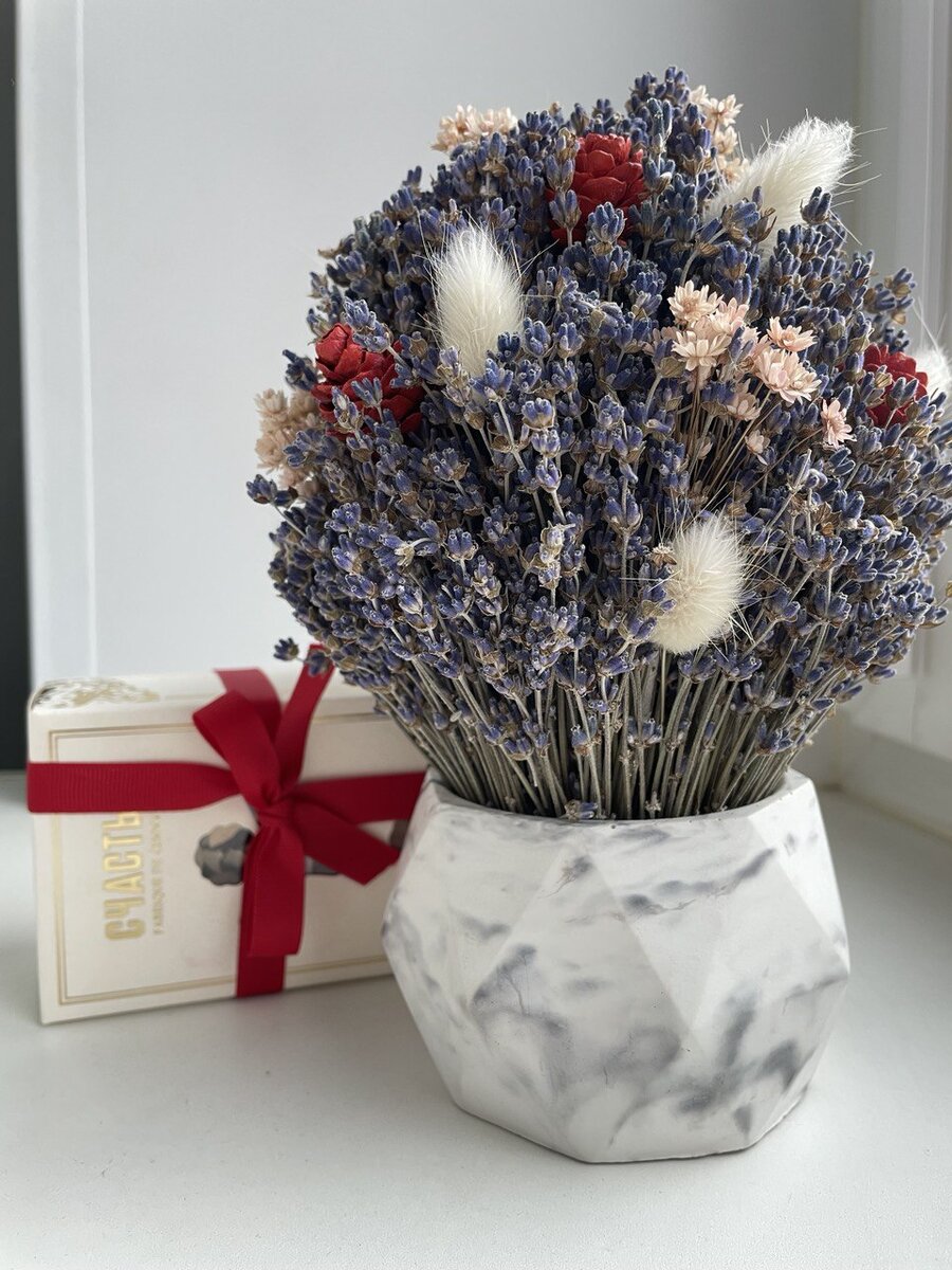 Букет сушеной лаванды в горшке и конфеты известной кондитерской - достойный подарок 