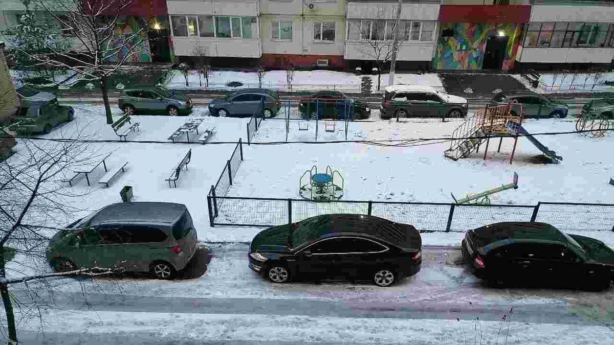    Куряне жалуются на необработанные песко-соляной смесью тротуары и придомовые участки