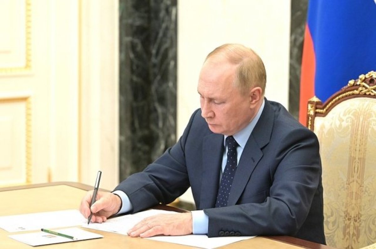    Путин назначил гендиректором МИД РФ Алексея Островского