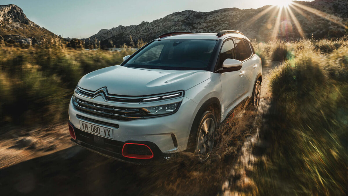 две фабрики выпускают одинаковые авторучки. на двух фабриках выпускают одинаковые стекла для автомобильных фар. две фабрики выпускают одинаковые стекла. авторучка паркер. две фабрики выпускают одинаковые авторучки.