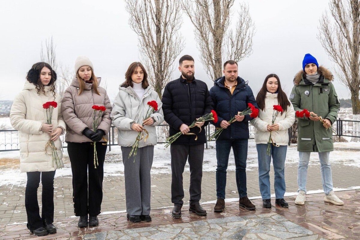 В ВолГУ состоялась серия патриотических мероприятий в честь празднования годовщины разгрома советскими войсками немецко-фашистских войск в Сталинградской битве, в которых приняли участие и студенты, и-2-4