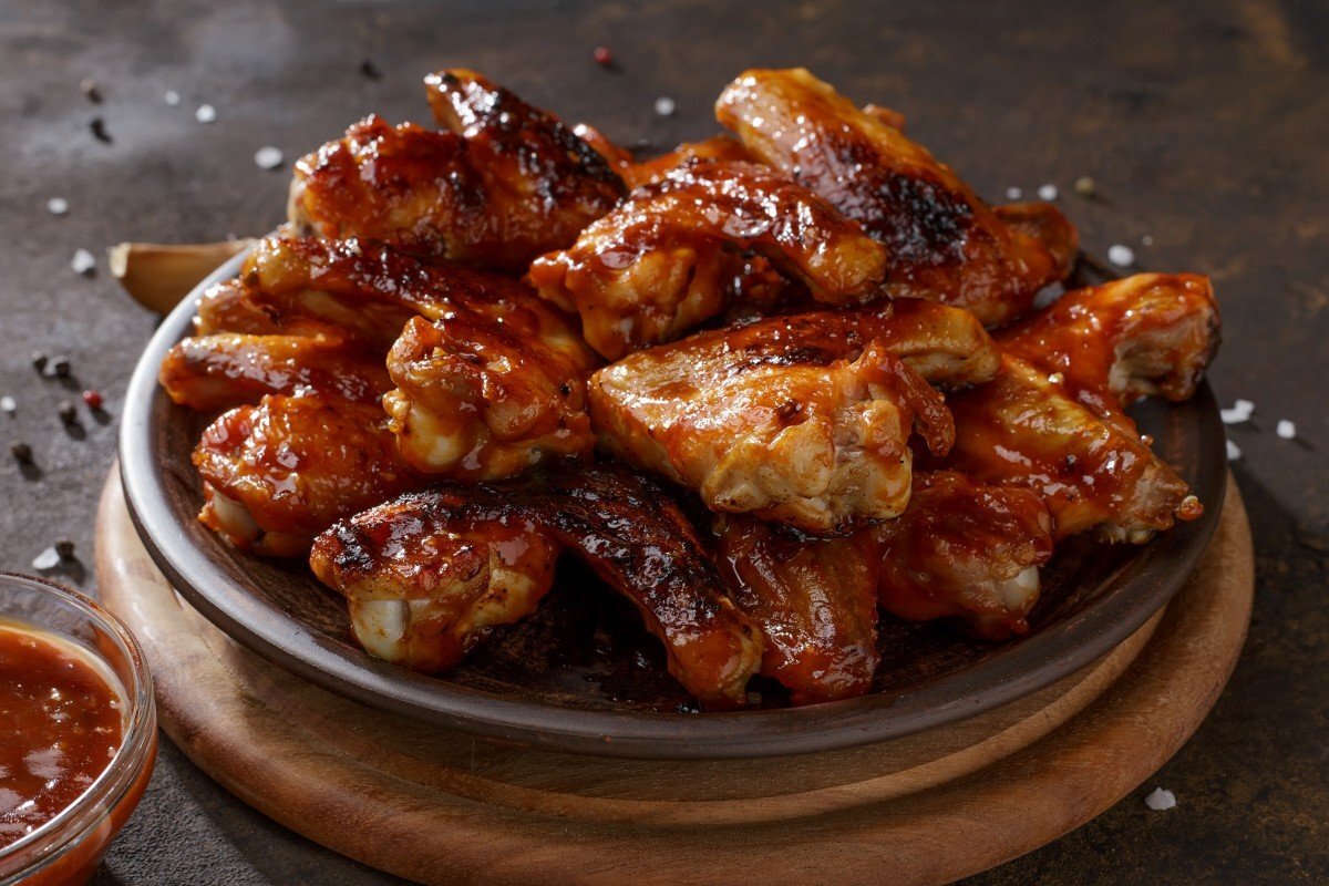 BBQ Chicken Wings. Куриные крылышки (в пряной глазури, BBQ, Чили-манго, ). Куриные крылышки Баффало. Куриные крылышки барбекю.