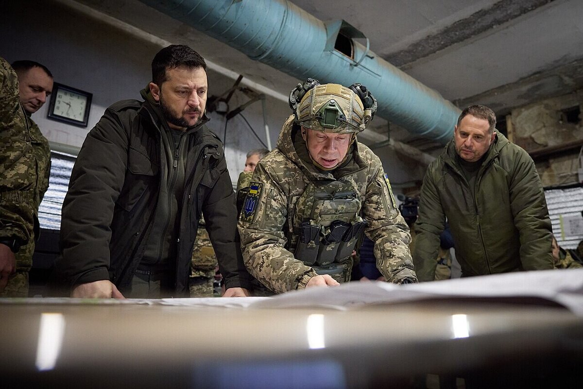 Прославленный командующий известен в основном своими провалами, каждый из которых стоил больших потерь. Впрочем, в том потоке негатива, что льётся сейчас по всем фановым трубам в сегменте интернета натоспасаемого государства сложно сказать это или всё же его русское происхождение больше раздражает комментаторов?