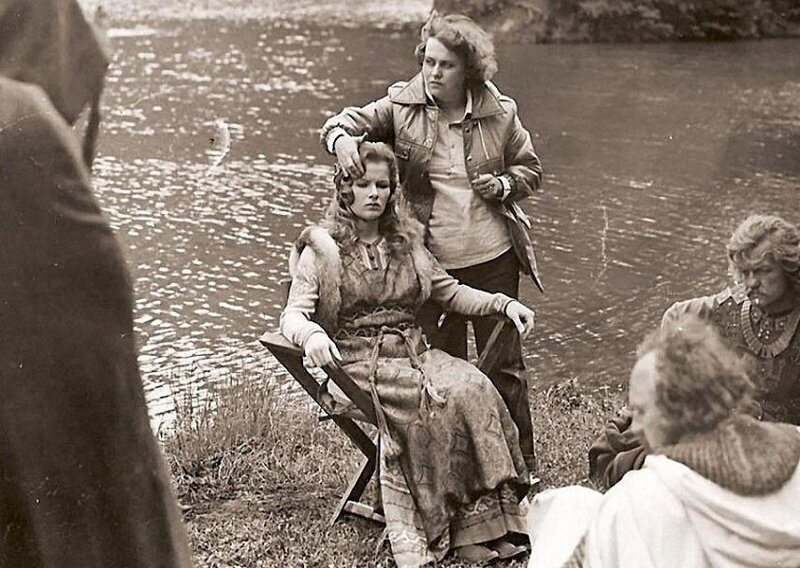 Людмила Раужина работает над образом леди Ровены, которую играет Тамара Акулова, во время съёмок фильма «Баллада о доблестном рыцаре Айвенго» близ Белой Церкви, 1982 год 