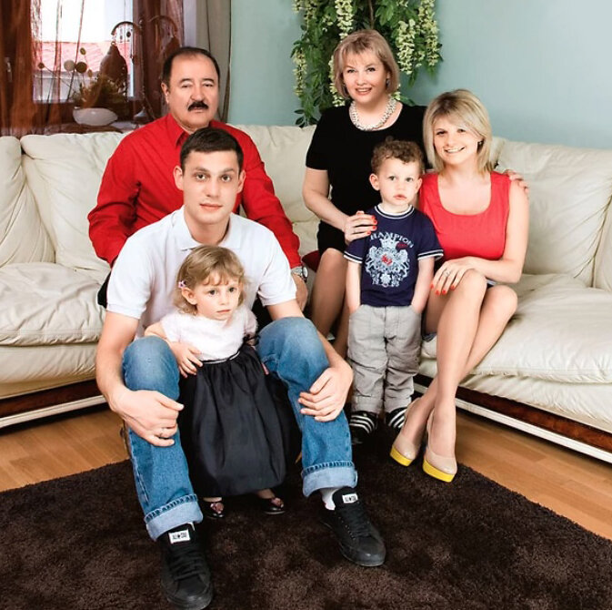 Тамара Акулова с мужем и семьёй дочери в 2012 году