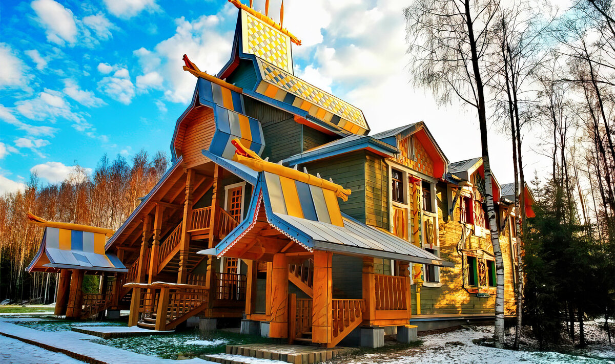 Доступны как отдельные номера в корпусах «Гостиница» и «Трактир», так и целые резные и расписные дома для глубокого погружения в деревенскую жизнь.