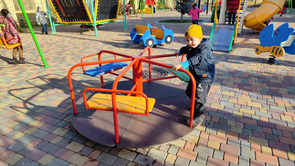 Женя на карусели