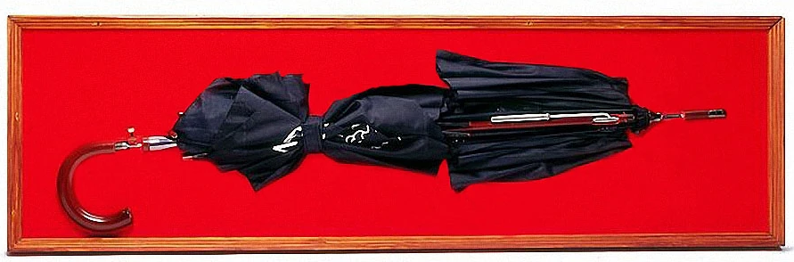 Музей международного шпионажа, Вашингтон, США. Часть зонта и ствола срезаны для демонстрации внутреннего устройства оружия.