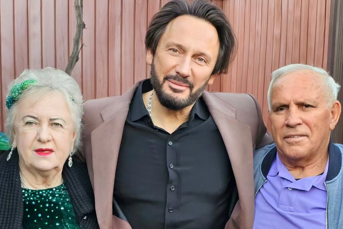 Ужин с родителями невесты. Испанская семья за столом. Знакомство родителей большой. Встреча с родителями. Еда семья за столом.