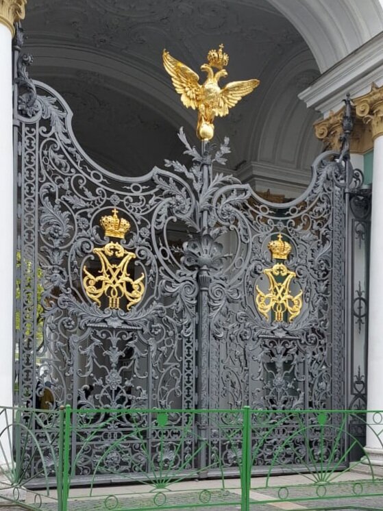 Вход в Эрмитаж с Дворцовой площади