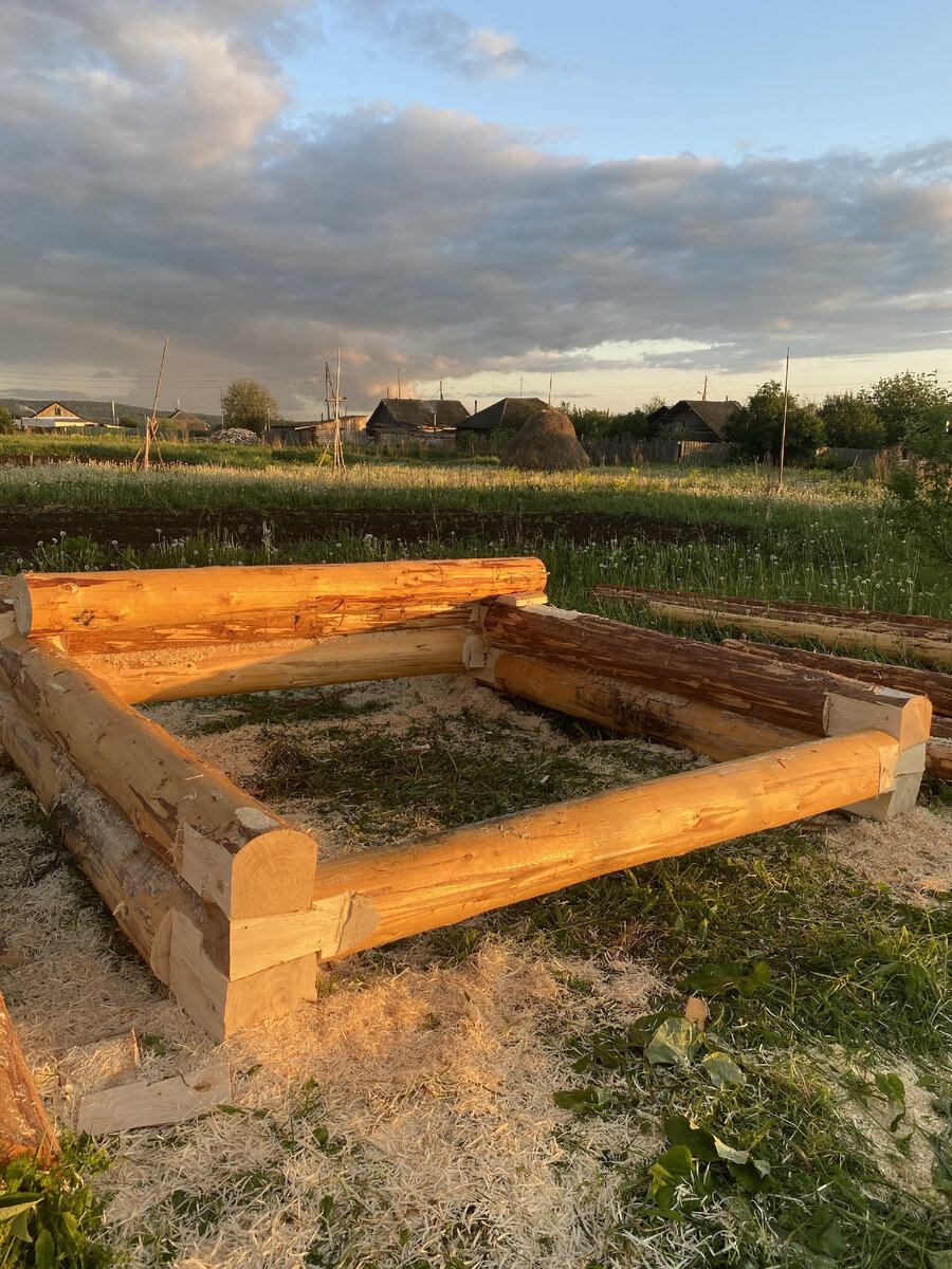 сруб под баню. экстерьер бани из оцилиндрованного бревна. баня из оцилиндрованного бруса 6*4. сруб под баню. баня из оцб под ключ.