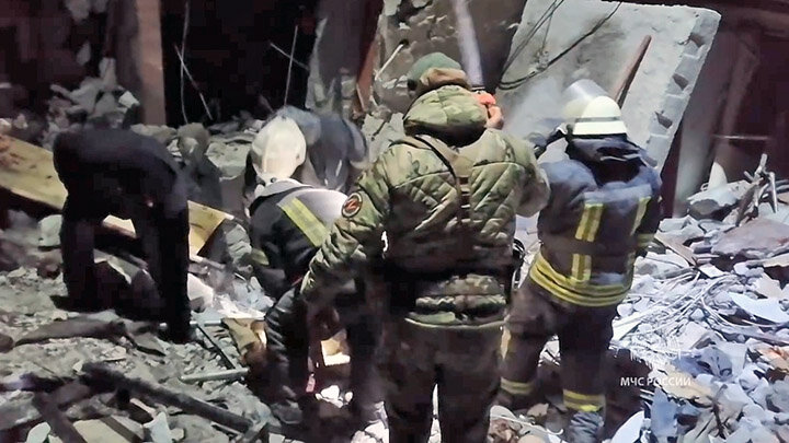 Песня бью тебя ты молчишь. Картинки с текстами песен. Выйду на холм куль поправлю скороговорка. Текст песни я буду любить тебя как будто у меня амнезия. Песня бью тебя ты молчишь.