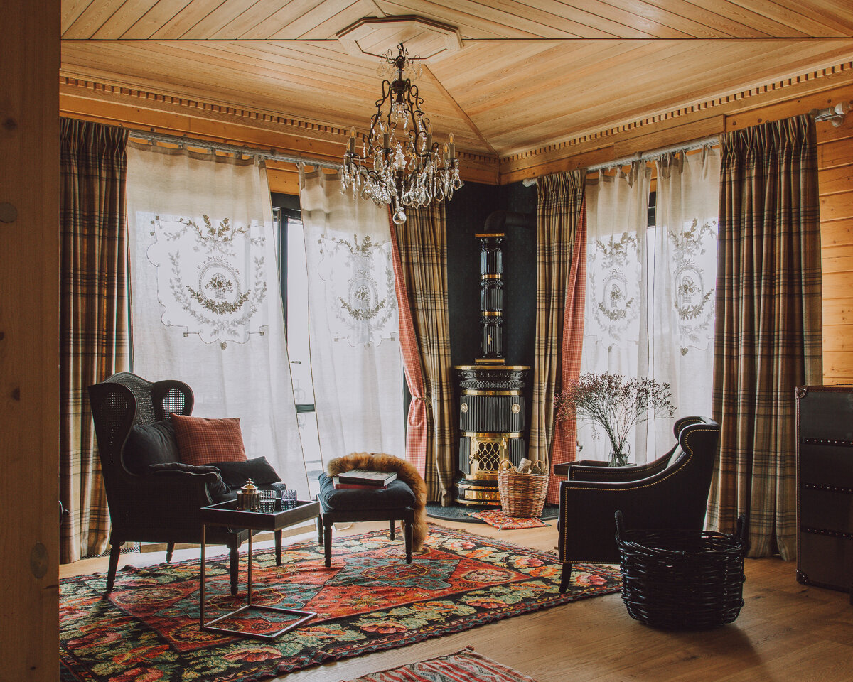 В гостиной камин Maria Luidgia, мебель и свет из Roomers, традиционный молдавский ковер собственность хозяйки.