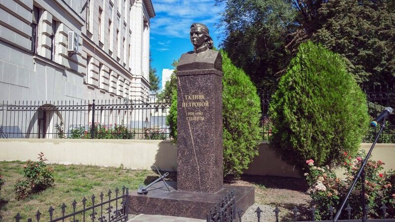 Улица галины петровой. Памятник Галине Петровой в Новочеркасске.