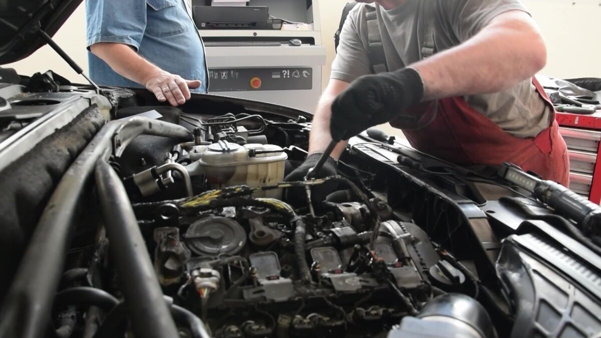 Мойка моторного отсека. Мойка двигателя авто. Мойка двигателя авто. Помыть двигатель авто. Мойка двигателя.