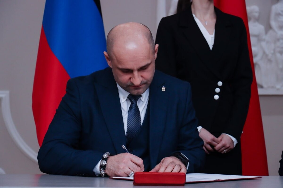 Подписали днр и лнр документ. Указ путина о признании днр. Подписали днр и лнр документ. Указ президента о признании луганской народной республики. Признание днр и лнр страны.