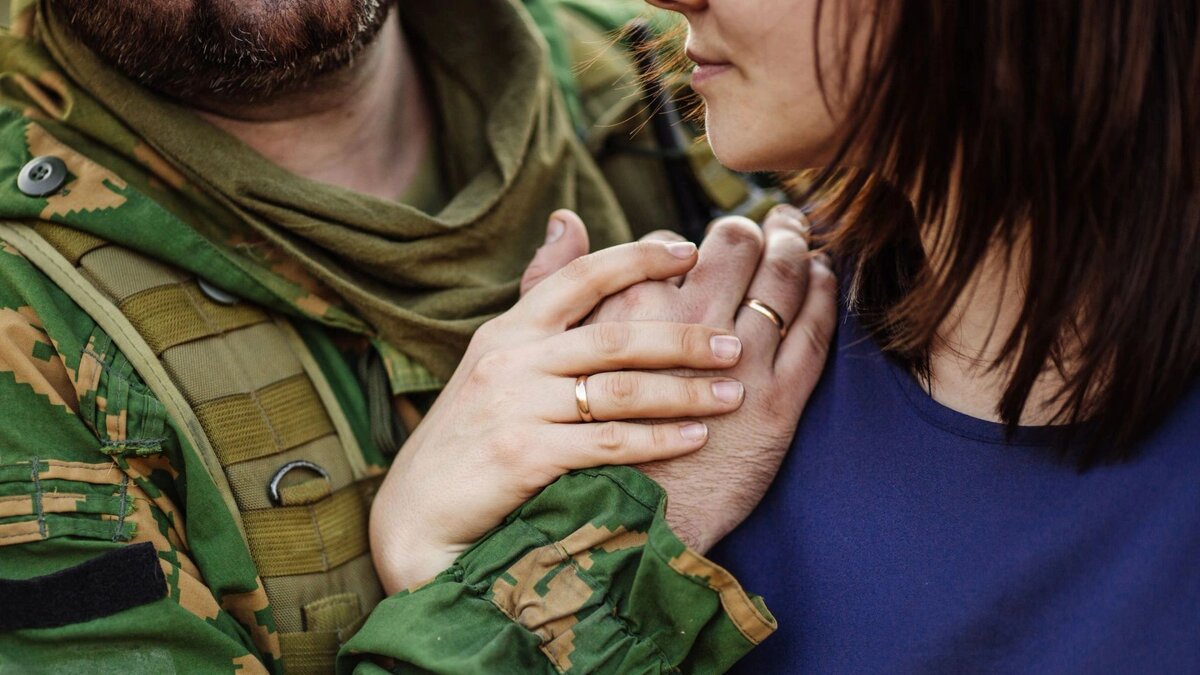 Военный с ребенком. Помощь и поддержка военнослужащим. Русский солдат с ребенком. Пожатие рук военных. Помощь и поддержка военнослужащим.