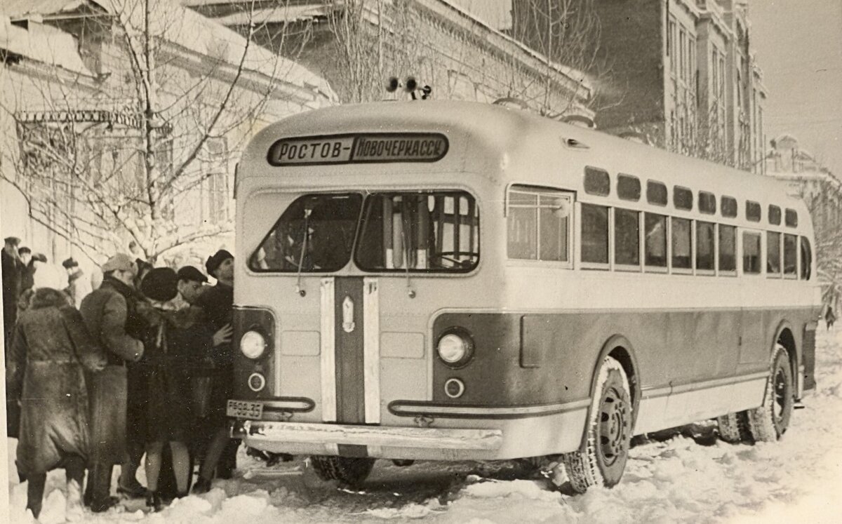 1954 г., г. Новочеркасск, автобусная станция, автобус ЗиС-154, фото: https://goskatalog.ru/portal/#/collections?id=21866177