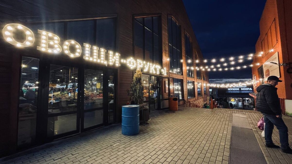 Ресторан для уединения. Озеро березовое карелия. Красивые романтические места. Вечер на террасе. Мужчина и женщина в кафе за столиком.