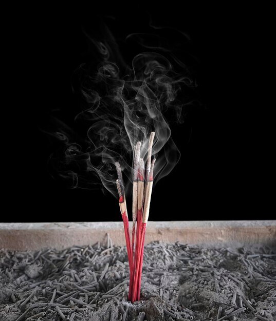 Золу для благовоний не стоит использовать как удобрение. Фото: Freepik 