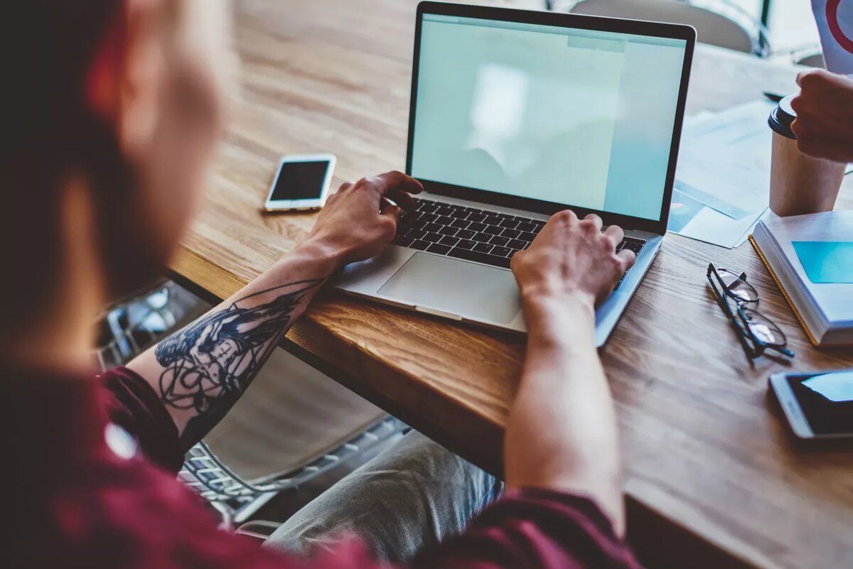 Мужчина с ноутбуком © Depositphotos.com/GaudiLab