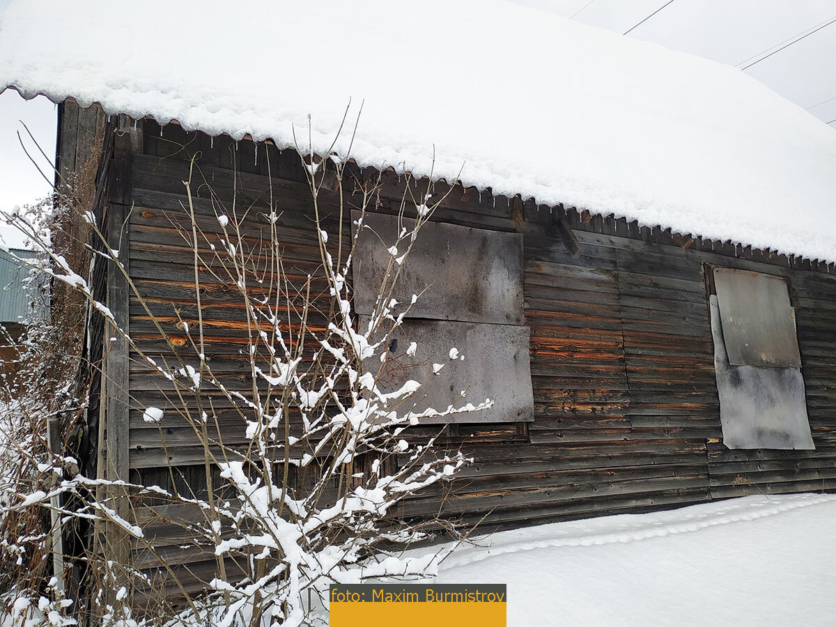 Окна заколочены, участок зарос, все брошено на произвол судьбы.