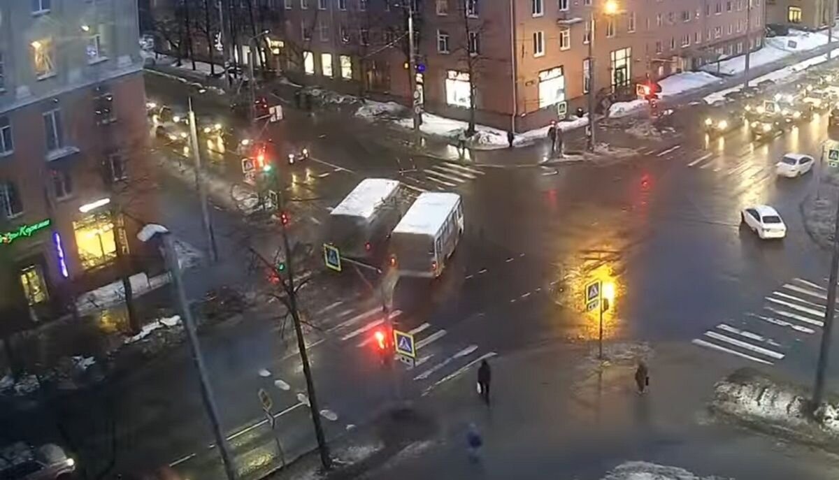 два гонщика участвуют в гонках им предстоит проехать. два гонщика участвуют в гонках 50. сан-паулу трасса ф1. два гонщика учасиуют вгонке. себастьян феттель победа.