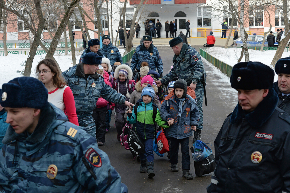 3 февраля 2014. Полиция для детей. Полицейский в школе. Оцепление школы.