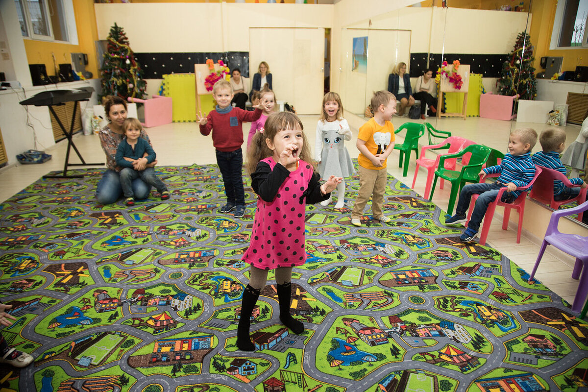 Дети в детском саду. Центр раннего развития детей. Центр раннего развития для детей от 1 года. Центр детских развивающих игр. Детский развивающий центр.