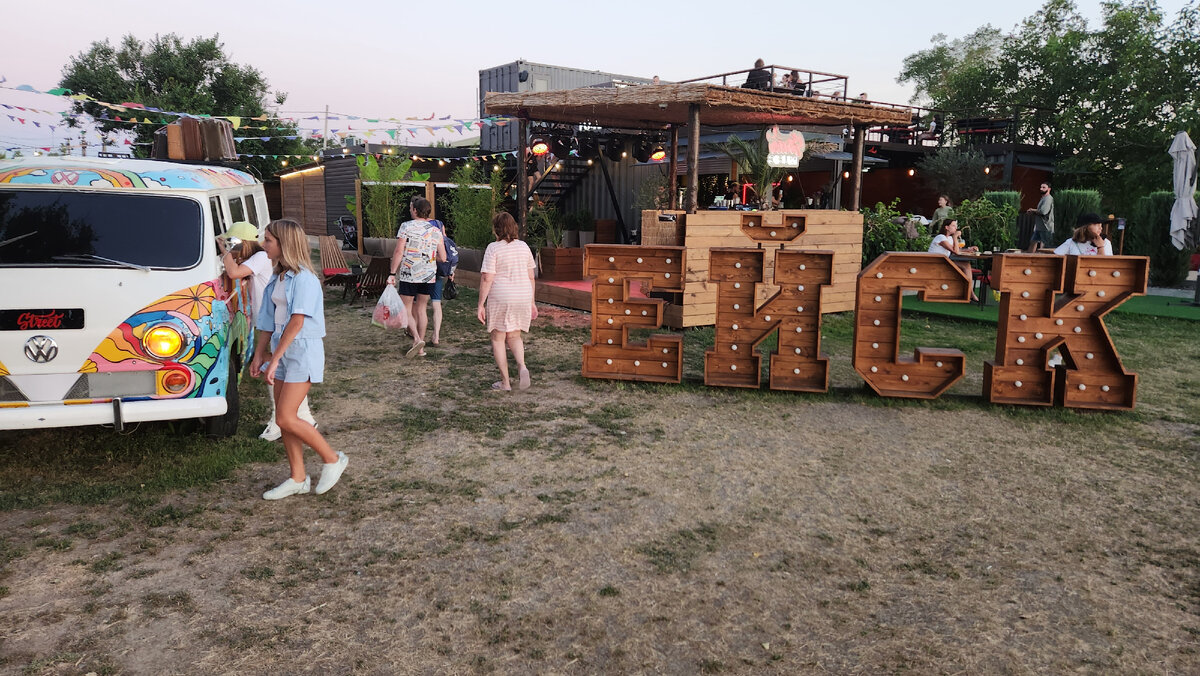 Кафе на набережной. Можно сходить. Но столики заранее бронировать. Народу много по сравнению с другими кафешками.