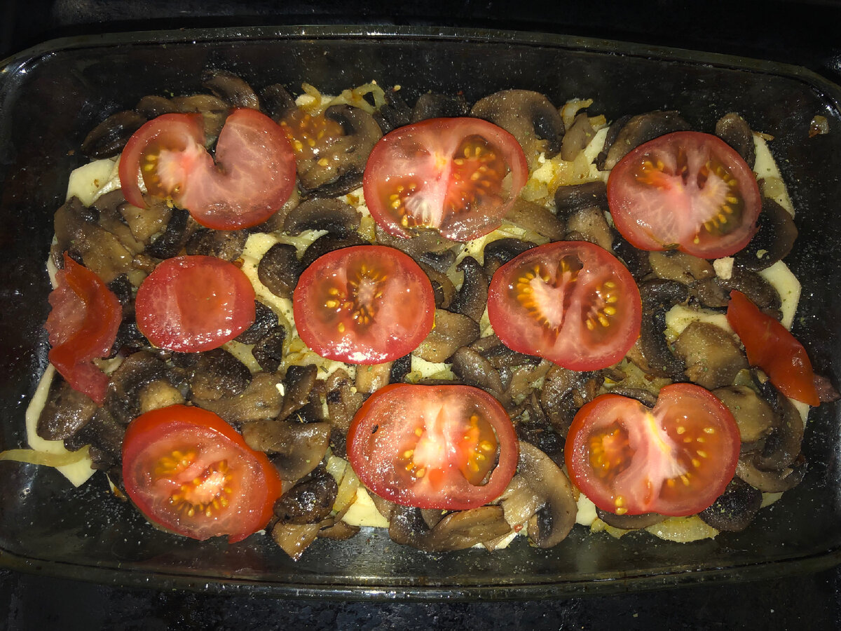 картошка с шампиньонами в духовке. картофель запеченный с грибами и сыром. грибы с картошкой в протвине. картошка с грибами в духовке. грибы с картошкой в протвине.