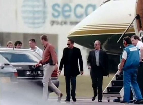 В красной рубашке - Тревор Рис-Джонс, в центре - Доди, в очках и галстуке - Анри Поль. Аэропорт ле Бурже, 30 августа 1997 года. Фото https://i.pinimg.com.