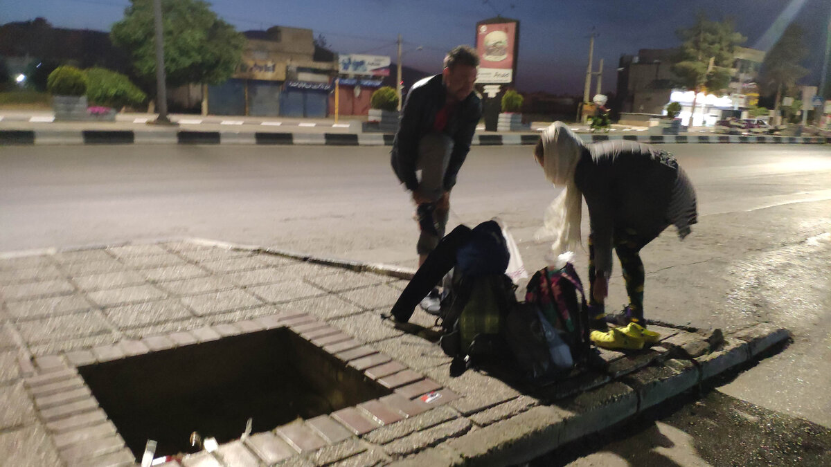 Юра с Леной спешно одеваются